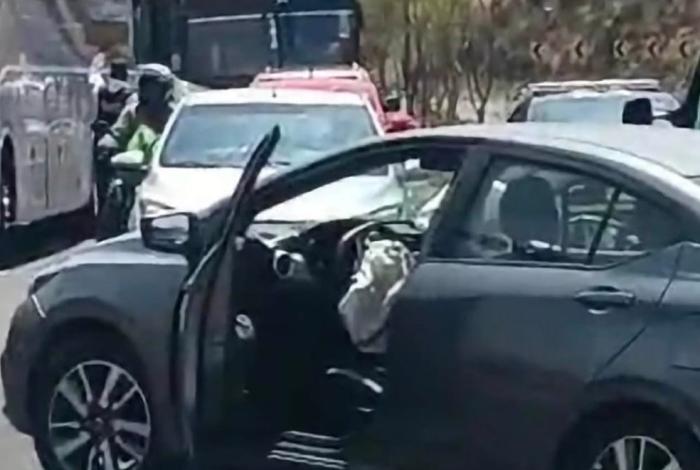 Video | Se registra choque entre auto particular y patrulla de la Policía Morelia en Ciudad Salud
