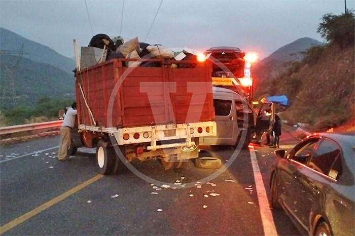 VIDEO | Se registra fuerte choque por alcance en la Siglo XXI, entre un camión nodriza y dos camionetas