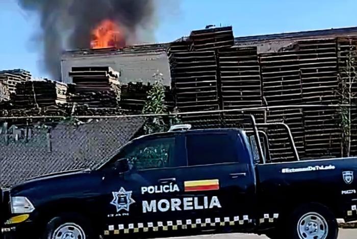 #Video | Se registra incendio de maderería al poniente de Morelia