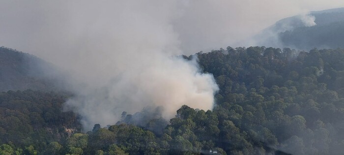 #Video | Se suma helicóptero a combatir incendio forestal en Zinapécuaro