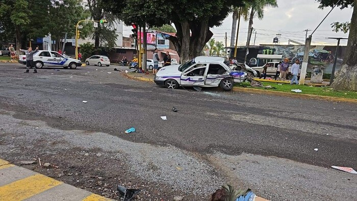  #Video #Seguimiento | Sube a 3 el número de fallecidos tras brutal choque de camioneta contra taxi, en Uruapan