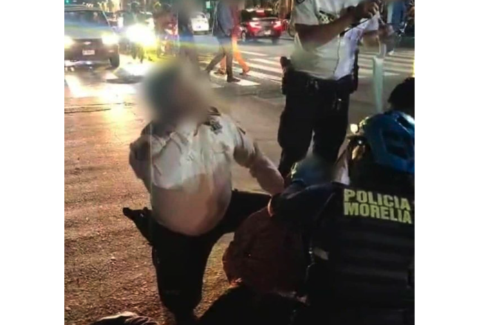 #Video | Sujeto en situación de calle se hiere con un cuchillo frente a la Catedral de Morelia