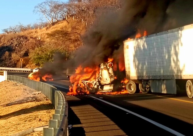  #Video | Sujetos armados atacan a la Guardia Nacional en los límites de Jalisco y Michoacán; habría 4 oficiales heridos