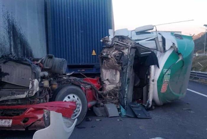 #Video | Tráiler choca contra tractocamión en la Pátzcuaro-Cuitzeo, en aparatoso accidente