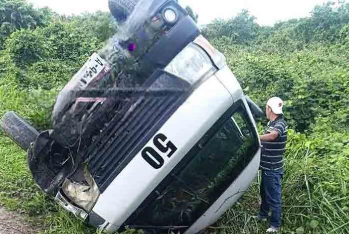 VIDEO | Tráiler embiste por alcance a una combi de pasajeros en Lázaro Cárdenas; hay 9 heridos