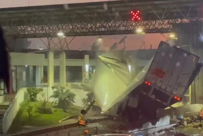 #Video | Tráiler embiste vehículos y se estrella contra la caseta de cobro Zinapécuaro, en la México-Guadalajara