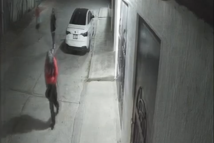 Video | Tres sujetos roban cámara de videovigilancia en la colonia Praderas del Sur