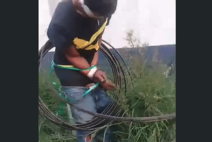 #Video | Uruapenses golpean y amarran a un poste a presunto ladrón; reportan que lo agarraron in fraganti