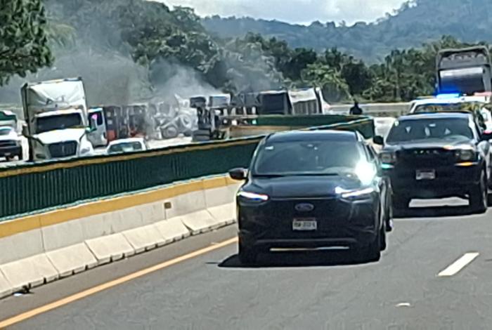 #Video | Vuelca tractocamión góndola sobre la Siglo XXI, tramo Pátzcuaro-Uruapan