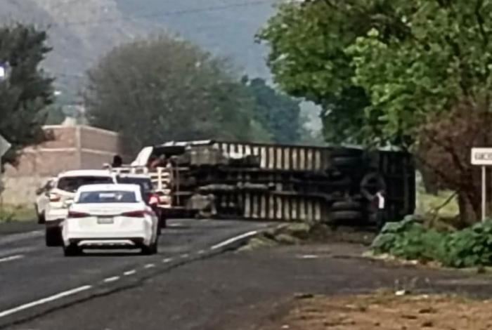 #Video | Vuelca tráiler en la carretera Tarímbaro-Zinapécuaro; solo hubo daños materiales