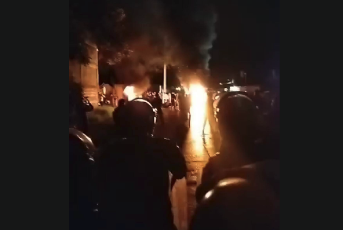 #Videos | Autoridades intentan desalojar predio invadido en Uruapan; “paracaidistas” los confrontan
