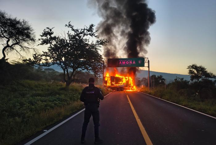 #Videos | Captura de integrantes de “Los Guerreros”, ligados a “El Tío Lako”, habría desatado bloqueos en Michoacán; hay un civil muerto