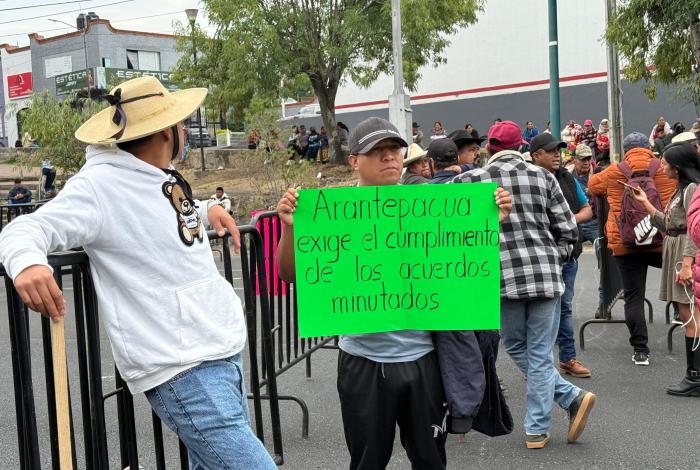 #Videos | Comuneros de Arantepacua usan camión repartidor como ariete y derriban portón de Casa Michoacán