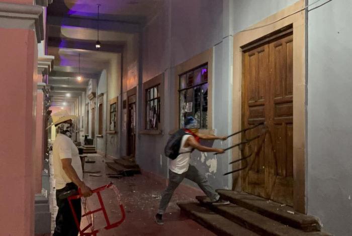 #Videos #Imágenes | Manifestación en Apatzingán estalla en violencia, el palacio municipal fue destrozado