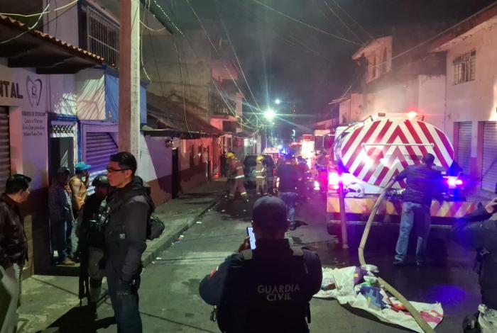#Videos | Policía Municipal muere calcinado tras explosión e incendio de vivienda, en el Centro de Uruapan 🔥
