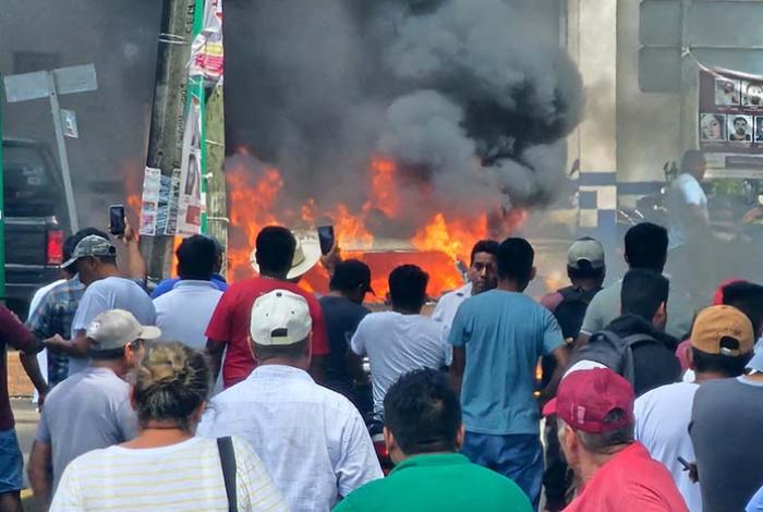 VIDEOS | Por extorsiones y abusos, pobladores desnudan y golpean a agentes de Tránsitos, en Veracruz