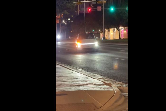 VIDEOS | 'Robotaxis' inician servicio en Texas y en las primeras horas iban en sentido contrario y a exceso de velocidad