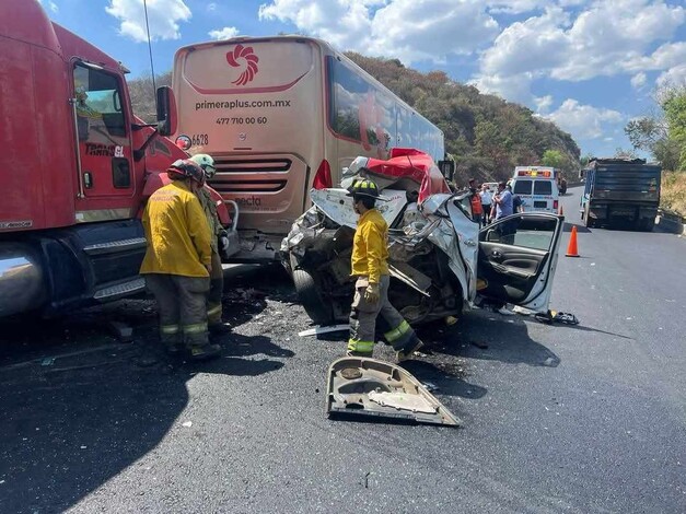  #Videos | Taxi de Tiripetío es embestido por tráiler en la carretera Morelia-Pátzcuaro y deja 2 heridos.