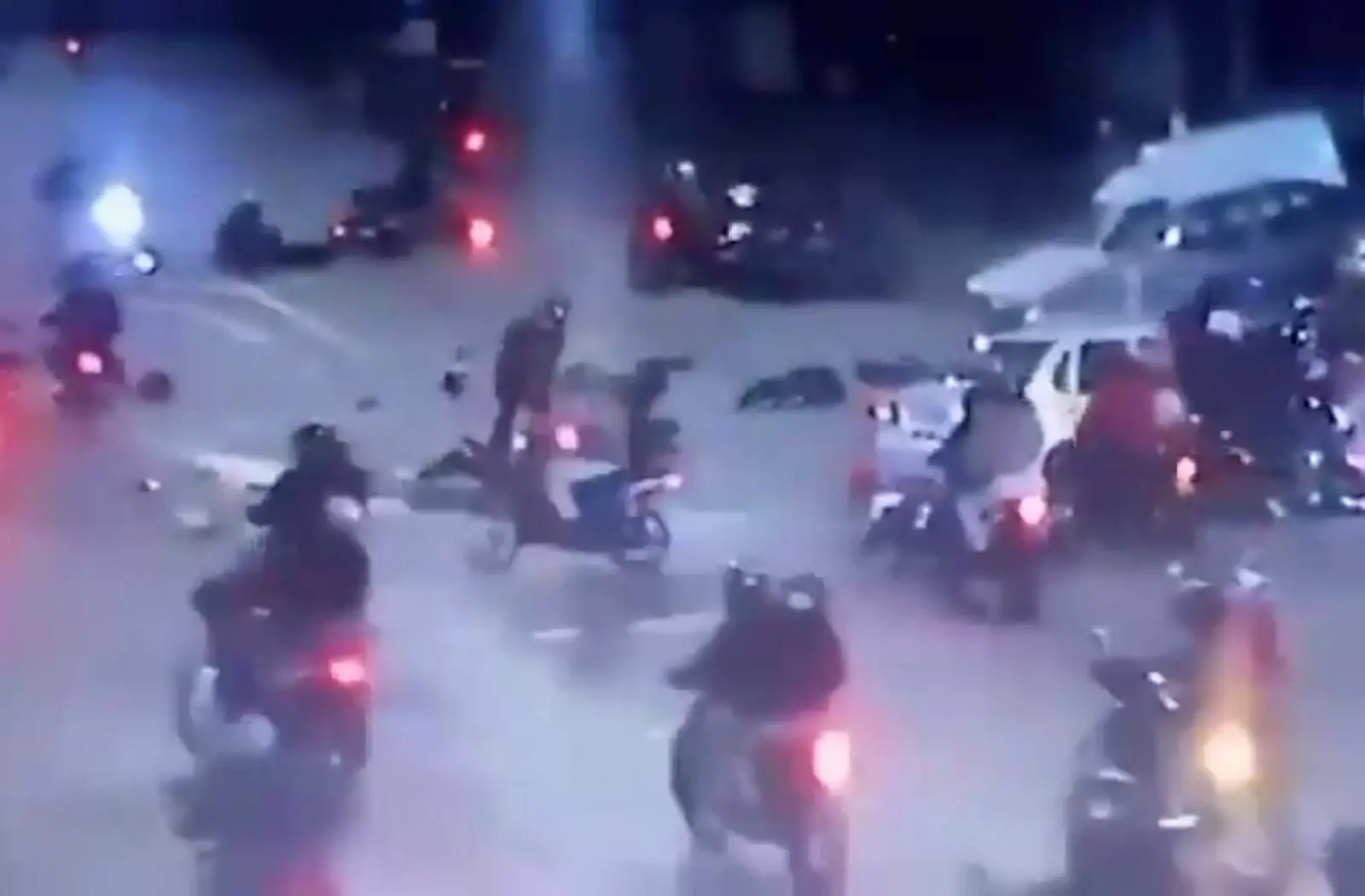 #VideoSensible: Automovilista emb!ste caravana de motociclistas