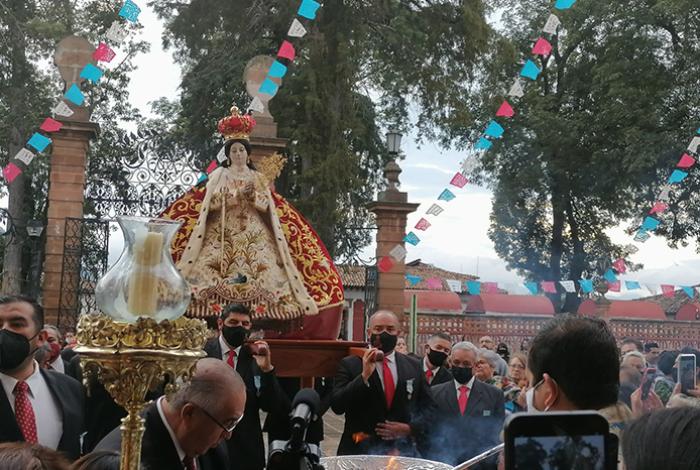Virgen de la Salud de Pátzcuaro es bajada del camarín para prepararla para su festejo