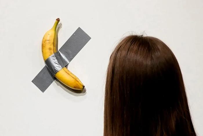 Visitante se come la famosa obra del plátano de Cattelan