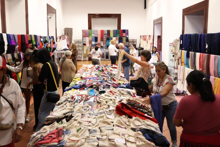Visitantes nacionales y extranjeros adquirieron más de 700 piezas en el Tianguis de Domingo de Ramos