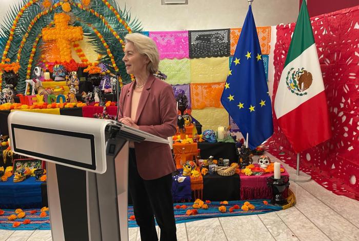 ¡VIVA MÉXICO!, ¡VIVA LA VIDA!: Presidenta de la Unión Europea inaugura altar de muertos