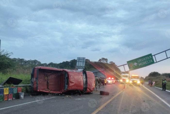 Volc4dura de camioneta crea caos vial en la Siglo XXI
