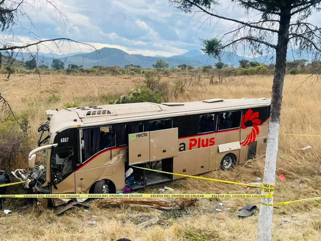  Volcadura de autobús deja 1 muerto y 19 heridos en la México-Guadalajara