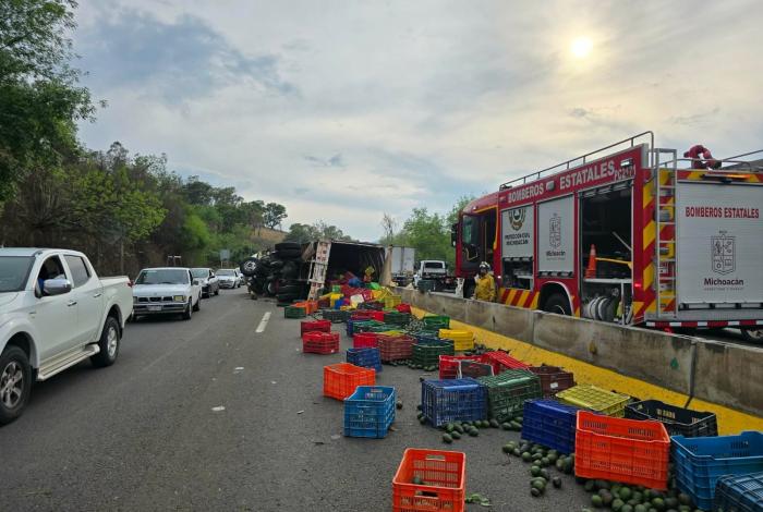 Volcadura de camión aguacatero y choque entre auto y camioneta dejan 2 heridos en la Morelia-Pátzcuaro