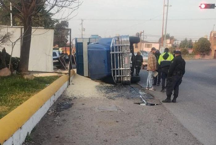 Volcadura de camión con carga de maíz provoca movilización en La Piedad