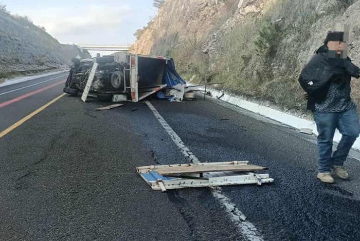 Volcadura de camioneta deja 2 heridos en la autopista Pátzcuaro-Cuitzeo