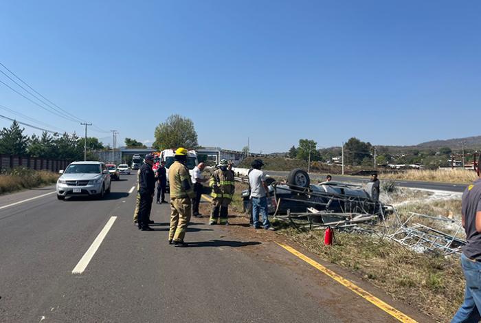 Volcadura de camioneta en la carretera Morelia-Pátzcuaro deja 2 heridos