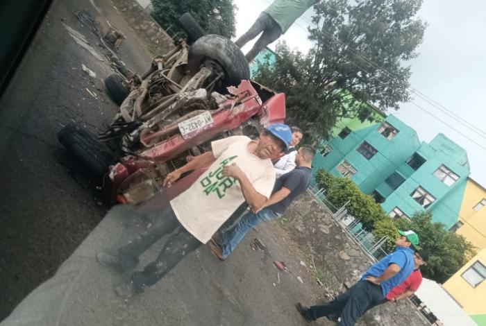 Volcadura de camioneta en el Libramiento Poniente de Morelia deja tres lesionados, entre ellos una mujer embarazada