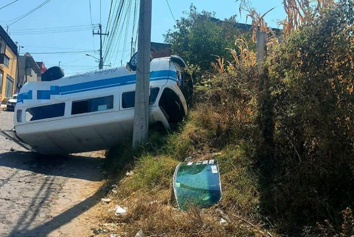 Volcadura de combi de pasajeros en Zitácuaro deja daños materiales