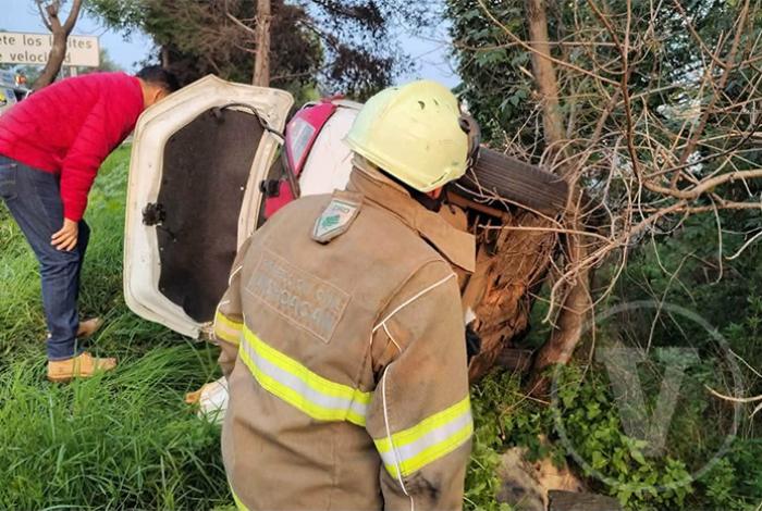 Volcadura de taxi deja 3 heridos en la carretera Morelia-Pátzcuaro