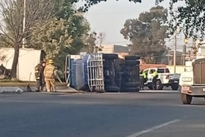 Volcadura de torton moviliza a cuerpos de rescate por fuga de combustible
