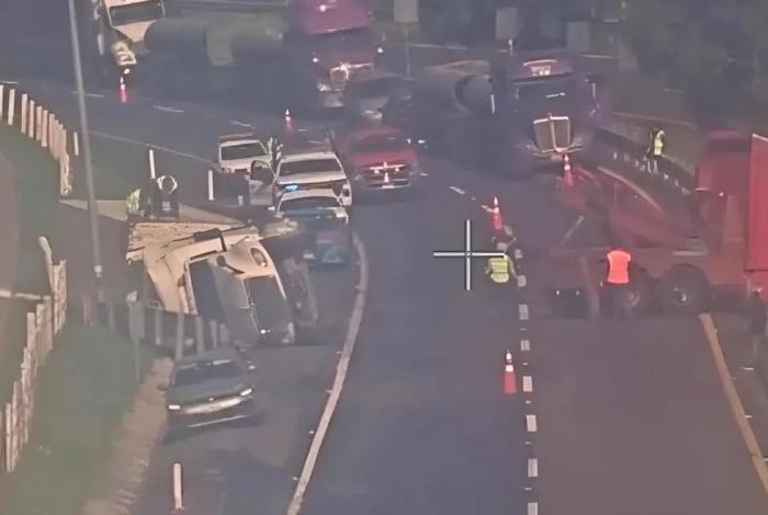 Volcadura de tractocamión paraliza la autopista Maravatío-Zapotlanejo y causa caos vial