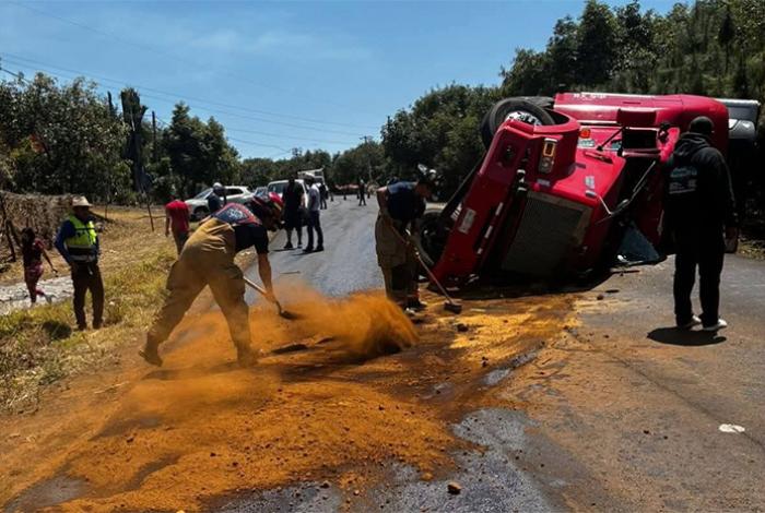 Volcadura de tráiler deja dos lesionados, sobre la carretera libre Uruapan-Lombardía