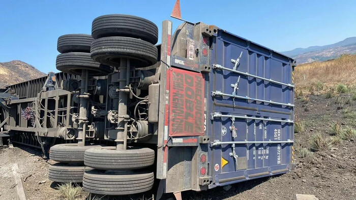 Volcadura de tráiler en autopista Siglo XXI; no hay heridos