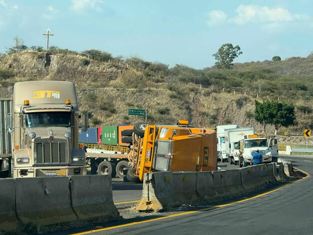  Volcadura de tráiler en carretera Morelia – Salamanca