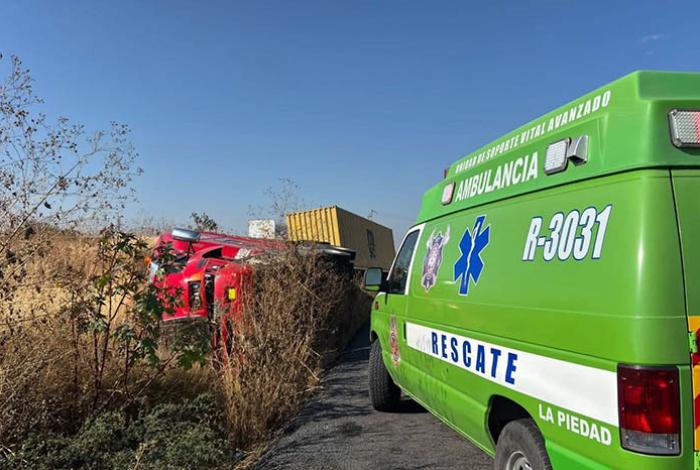 Volcadura de tráiler paraliza parcialmente la carretera La Piedad-Yurécuaro