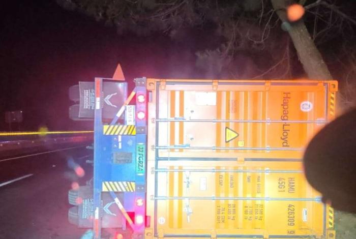 Volcadura de tráiler provoca cierre parcial en la pista Siglo XXI