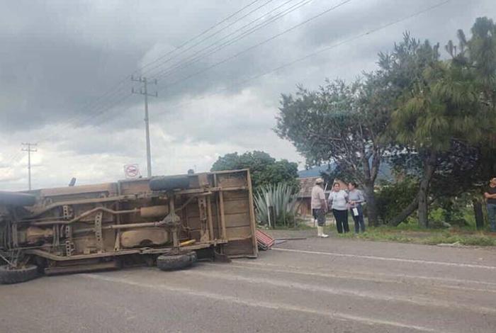 Volcadura de un camión de carga en la Morelia-Pátzcuaro deja cuantiosos daños materiales