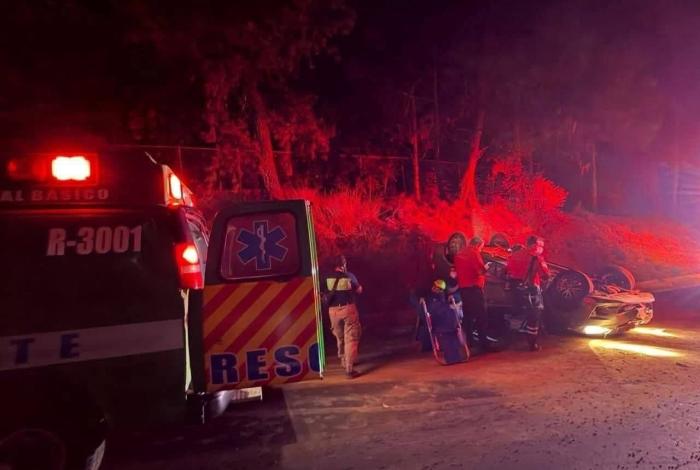 Volcadura deja una mujer embarazada lesionada, sobre la carretera Uruapan-Paracho