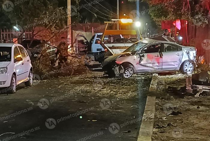 Volcadura en la av. Camelinas dejó dos lesi0nados