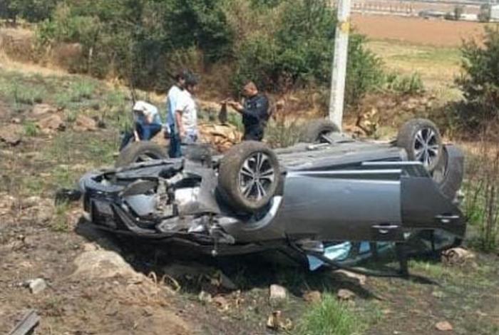 Volcadura en la Morelia-Pátzcuaro deja dos lesionados