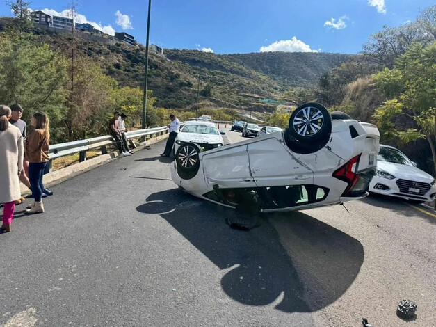 Volcadura en Tres Marías y carambola al poniente de Morelia