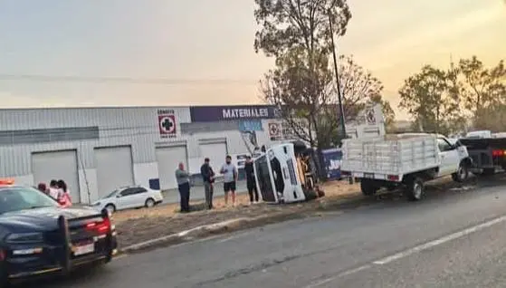 Volcadura moviliza a policías al poniente de Morelia