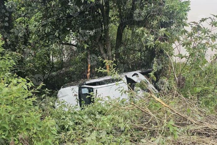 Volcadura provoca cierre de carril en la Queréndaro-Zinapécuaro
